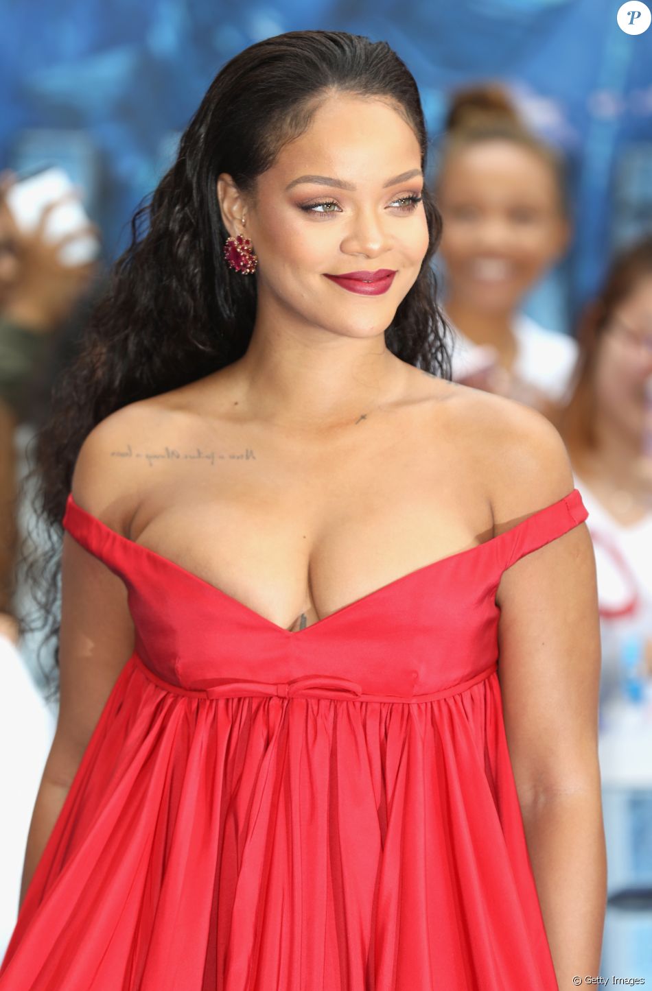 Rihanna optou por um vestido longo vermelho com um decote para ir à première de 'Valerian e a Cidade dos Mil Planetas' nesta segunda-feira, 24 de julho de 2017