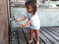 Deborah Secco rebate críticas por torneira aberta em foto da filha: 'Consciente'