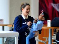 Leandra Leal brinca com a filha, Julia, cheia de estilo, em aeroporto. Fotos!