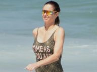 Fernanda Lima aposta em maiô cavado e exibe boa forma em praia do Rio de Janeiro