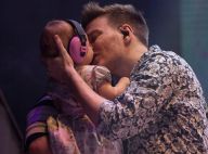 Fofura! Michel Teló dá beijo na filha, Melinda, durante show em SP. Fotos!