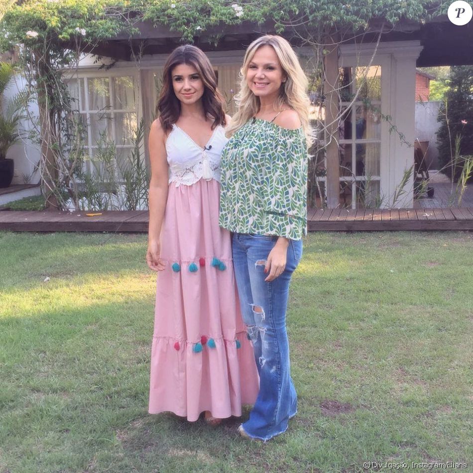 Eliana posa com Paula Fernandes, a quem apresentou a filha, Manuela