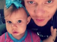 Michel Teló filma filha, Melinda, na torcida por Grêmio: 'Mê-mio'. Vídeo!