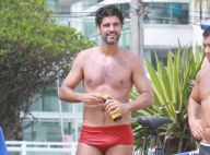Bruno Cabrerizo, de sunga, assiste partida de futevôlei em praia do Rio. Fotos!