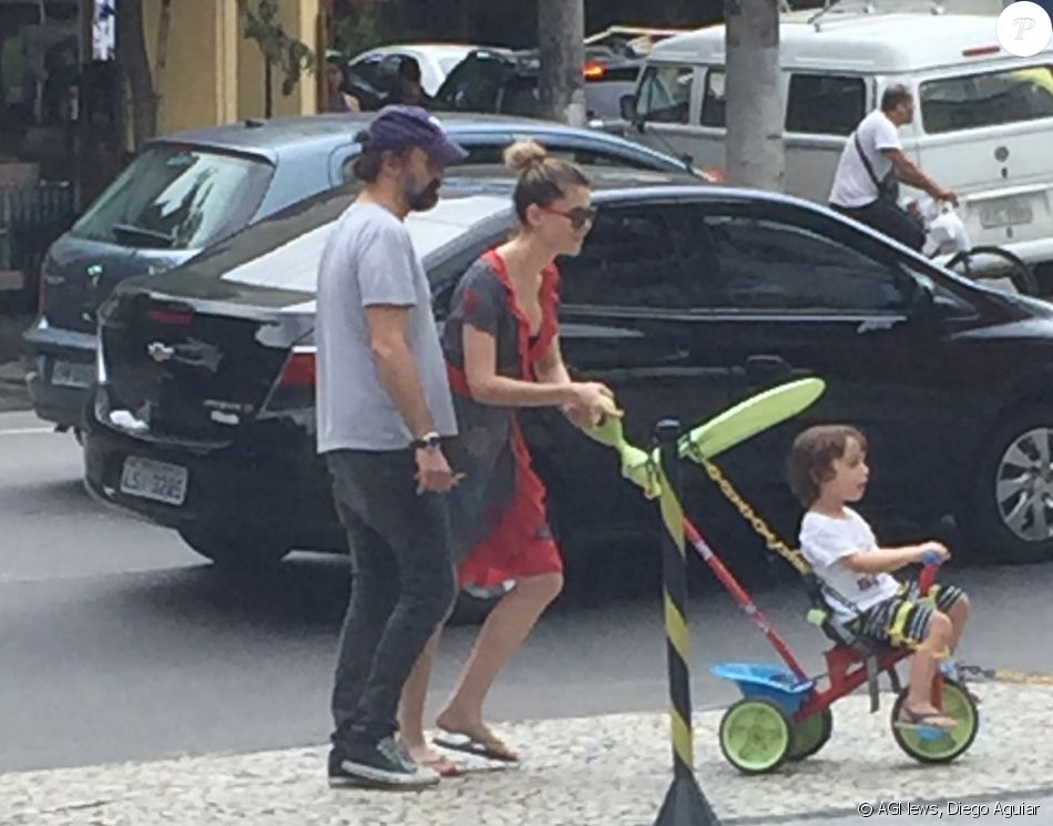 Alinne Moraes, Mauro Lima e o filho do casal, Pedro, circularam neste sábado, 9 de dezembro de 2017, pelas ruas do Rio