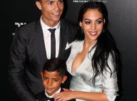 Cristiano Ronaldo fantasia filhos bebês no Natal e posa com a família. Foto!