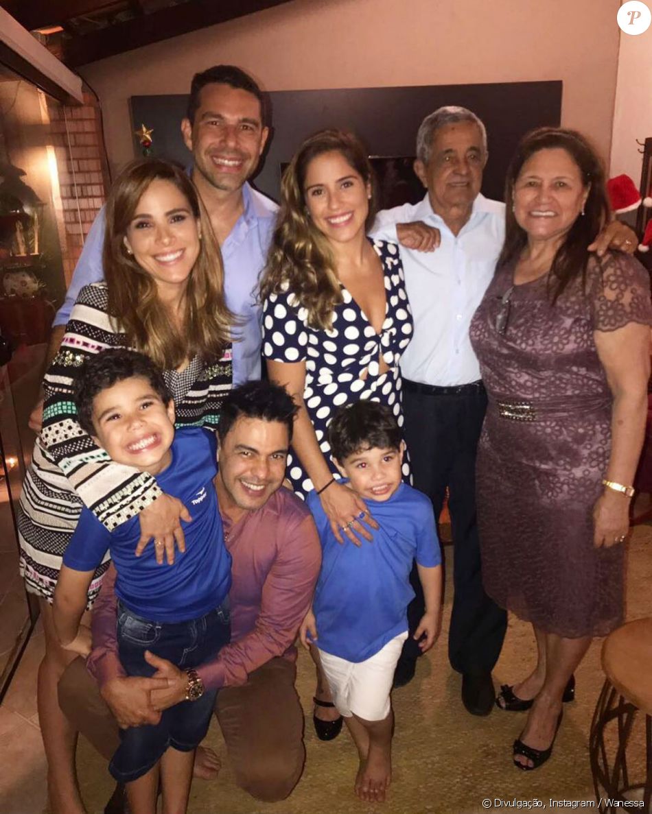 Sem a noiva, Zezé Di Camargo passou o Natal com a família no domingo, 24 de dezembro de 2017