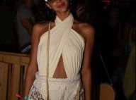 Bruna Marquezine, com look rendado branco, se diverte na noite de Noronha. Fotos