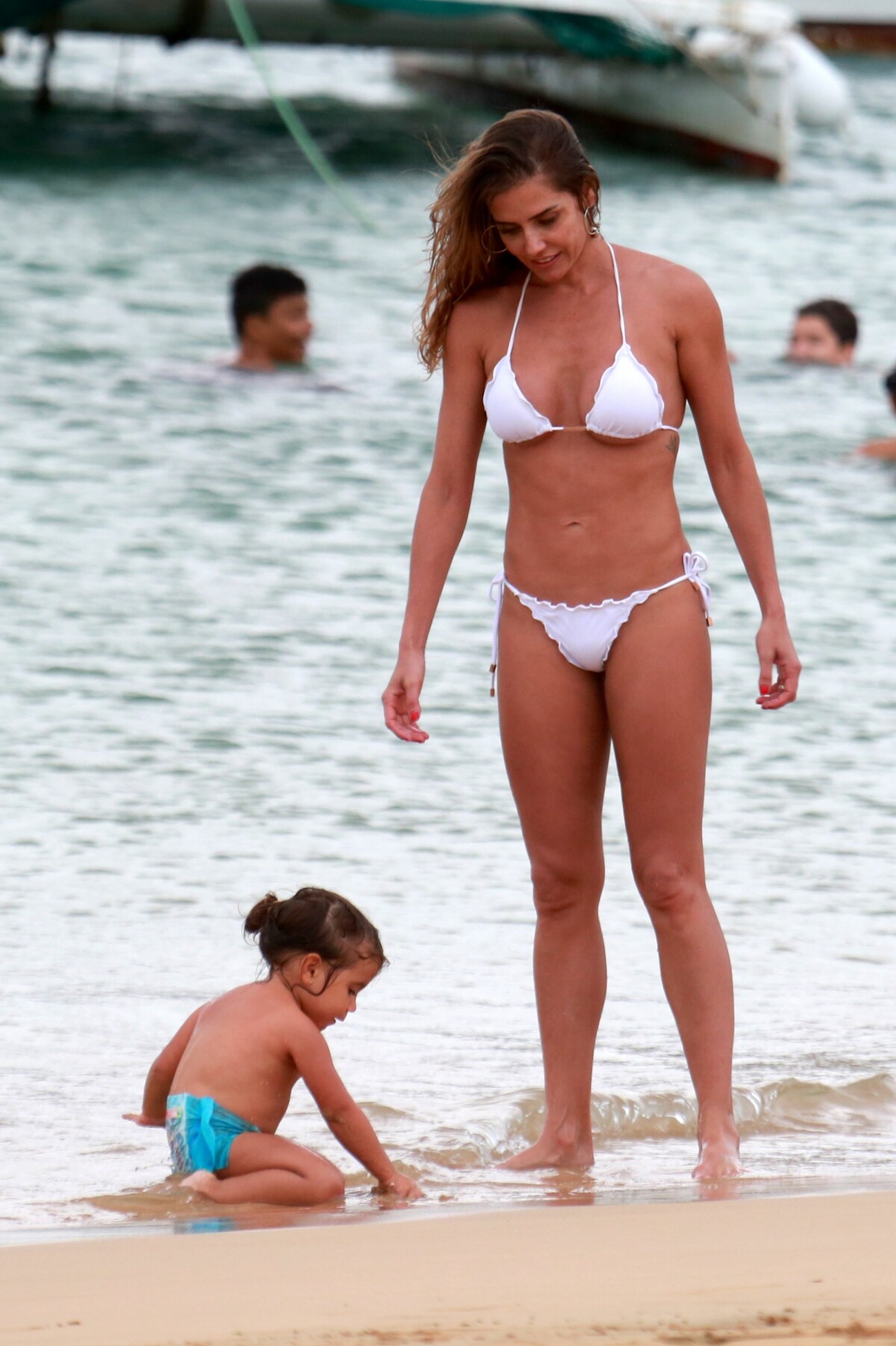 Foto Deborah Secco Exibiu Boa Forma Durante Passeio Em Praia De