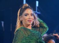 Loira, Anitta dança com fã durante show em festival de verão na Paraíba. Vídeo!