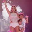 Claudia Leitte se diverte com os filhos e treina para o Carnaval com videogame de dança: 'Malhação lúdica'
