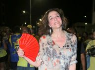 Que calor! Marisa Orth recorre a leque em ensaio de carnaval da Unidos da Tijuca
