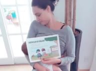 Débora Nascimento, com filha no colo, mostra certificado após 1ª vacina: 'Sofri'