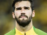 Comemoração em dobro! Goleiro Alisson ganha homenagem de 3 anos de casamento