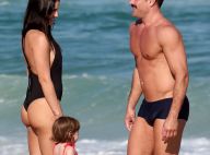Malvino Salvador e Kyra Gracie vão à praia com a filha caçula, Kyara, no Rio