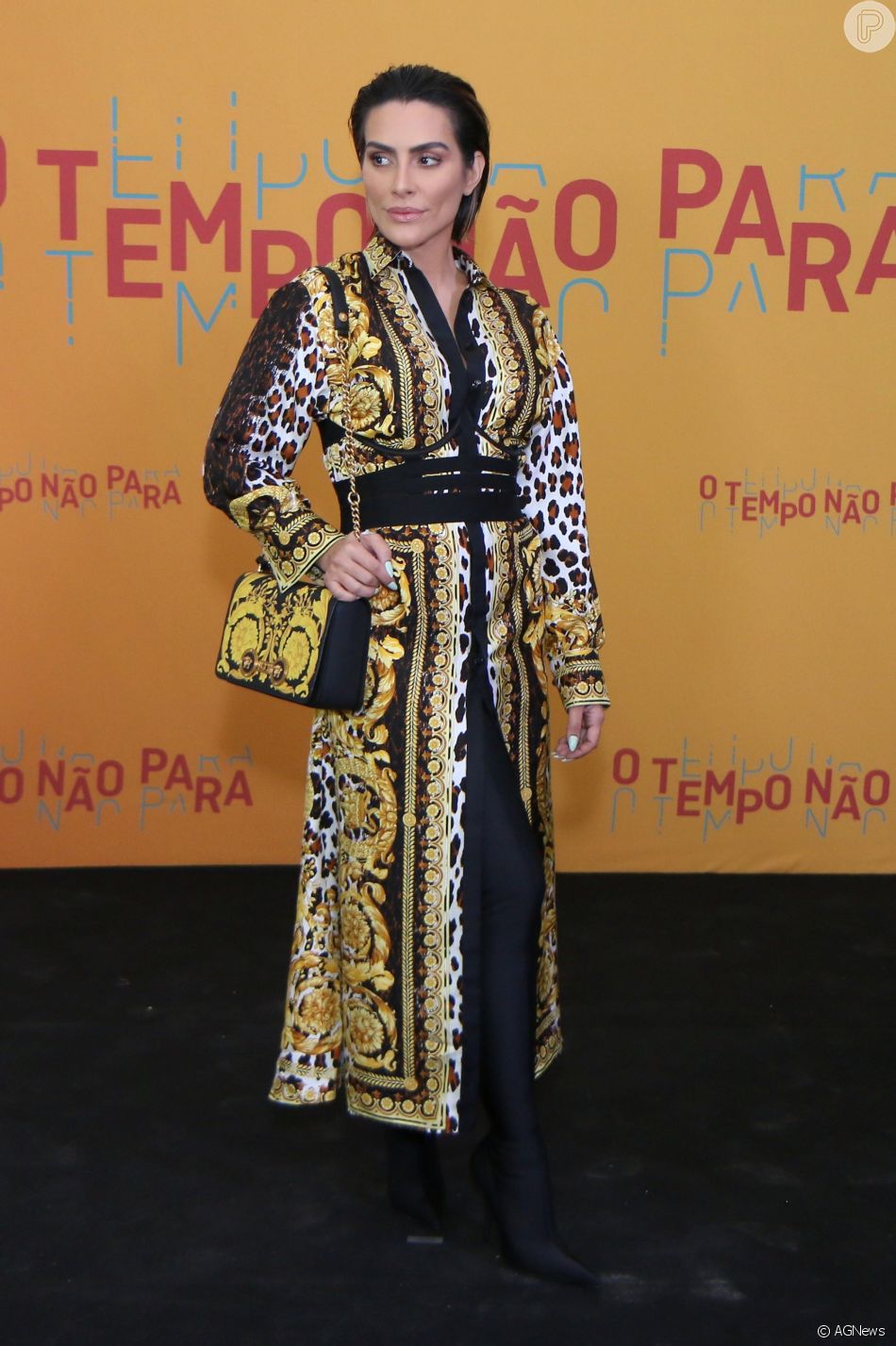 Cleo na festa de lanÃ§amento da novela 'O Tempo NÃ£o Para', em 16 de julho de 2018, atriz escolheu botas longuÃ­ssimas para complementar o look