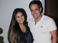 Simone beija Kaká Diniz no aeroporto após 7 dias do marido em retiro: 'Saudades'