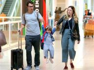 Gabriel Braga Nunes e a mulher divertem a filha, Maria, de 4 anos, em aeroporto