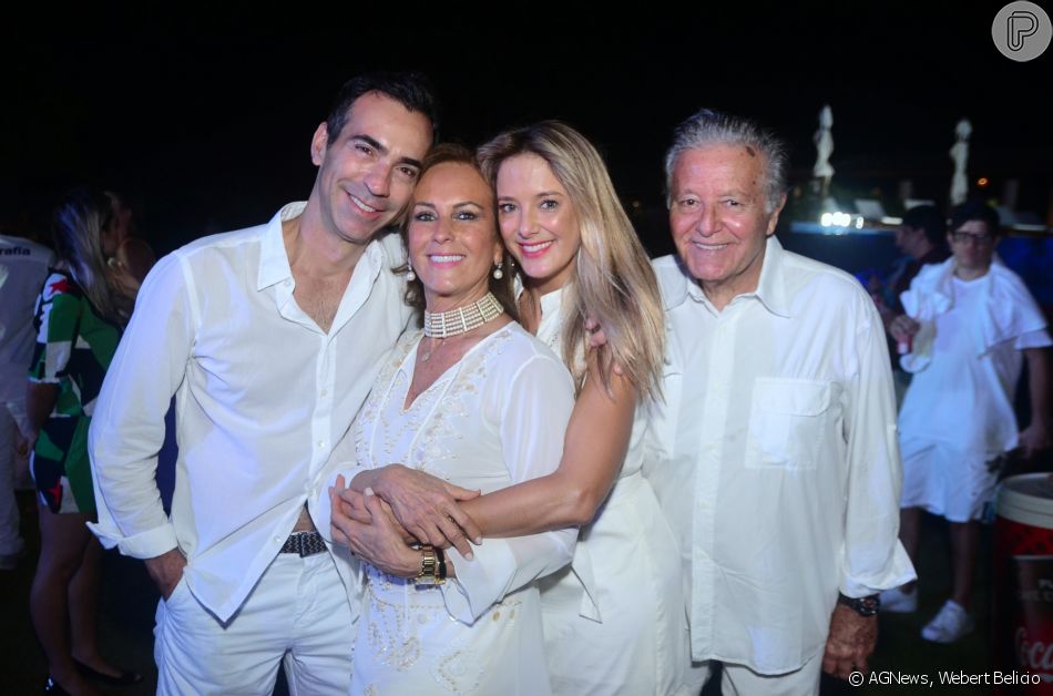 Ticiane Pinheiro conferiu o show de Saulo Fernandes com o marido, Cesar Tralli, e os pais, Helô e Abel Pinheiro, na  comemoração aos 33 anos do Tivoli Ecoresort Praia do Forte, na Bahia, neste sábado, 25 de agosto de 2018