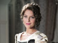 'Orgulho e Paixão': Darcy permite namoro da irmã, Charlotte, com Olegário