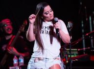 De saia jeans rasgada e t-shirt, Maiara exibe silhueta mais magra em show. Foto!