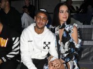 Marquezine e Neymar trocam carinhos na primeira fila de desfile da PFW. Fotos!