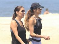 Patrícia Poeta caminha na orla da Praia de Ipanema acompanhada por amiga