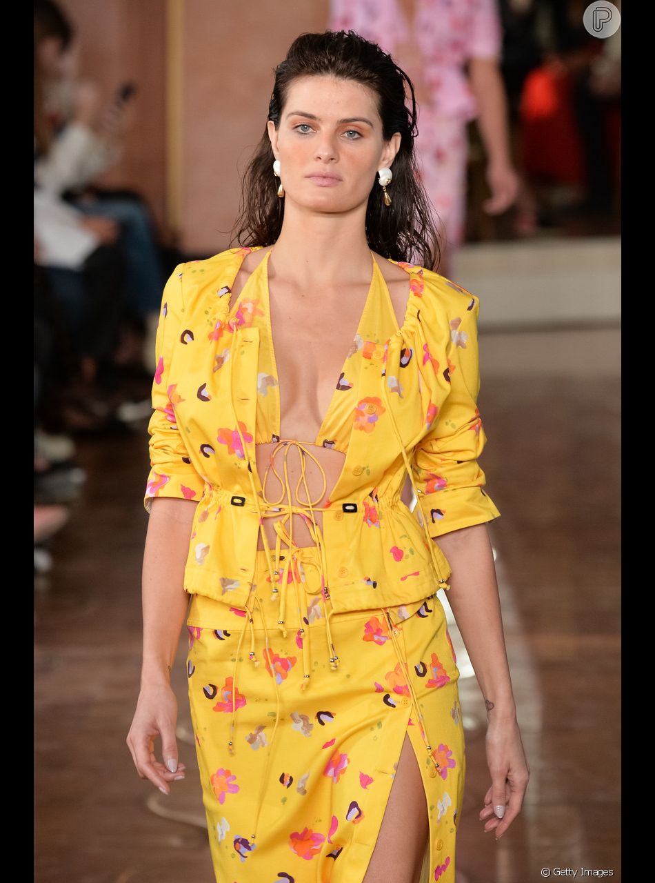 Tudo amarelo: a cor promete ser hit nos looks do verão 2019, inclusive no beachwear, como mostrou a grife Altuzarra, em Paris