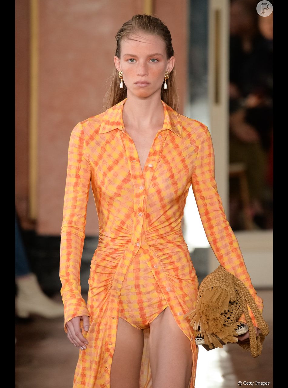 O maiÃ´ aparece com a mesma estampa do vestido na coleÃ§Ã£o de verÃ£o da Altuzarra, que desfilou na Semana de Moda de Paris no dia 29 de setembro de 2019