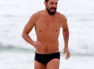 Cauã Reymond pratica exercícios e corre de sunga em praia do Rio. Fotos!