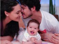 Banho de fofura! Débora Nascimento brinca na água com a filha, Bella. Veja foto!