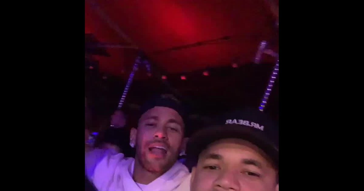 Neymar Se Diverte Amigos Em Show De Thiaguinho Em Paris Purepeople