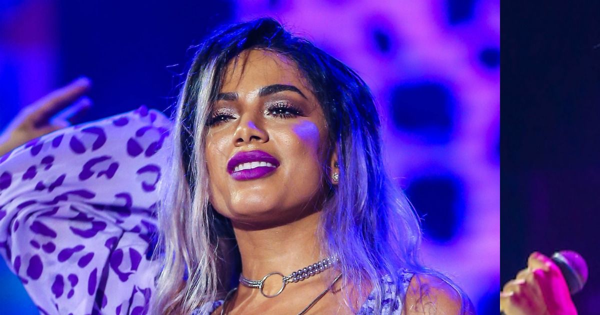 Anitta Adotou Cabelo Lil S Para Uma Apresenta O No Planeta Atl Ntica