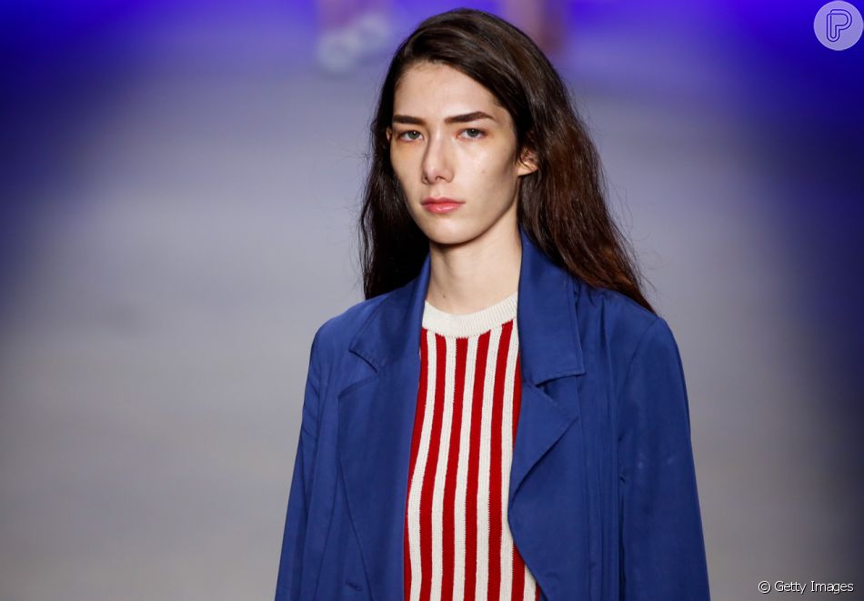 Detalhes da Cotton Project no SPFW: listras vermelhas e brancas combinadas com blazer azul