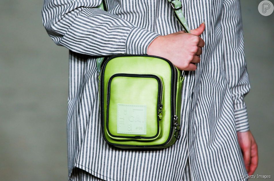 Em um dos looks da Cacete Company no SPFW, a alfaiataria apareceu com estampa listrada em cinza