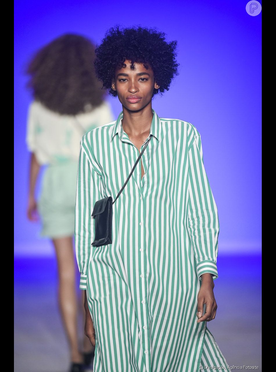 Na Cotton Project, o vestido listrado em estilo chemise foi um dos destaques do desfile do SPFW