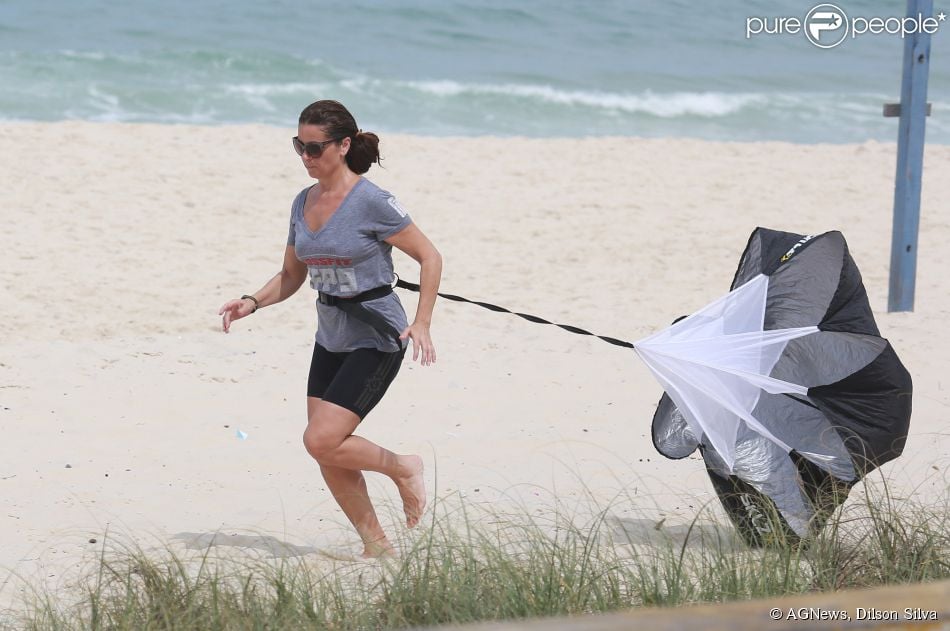 Giovanna Antonelli faz treino funcional em praia do Rio de Janeiro nesta segunda-feira, 1º de setembro de 2014
