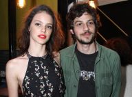 Chay Suede e Laura Neiva trocam beijos em viagem a Fernando de Noronha. Fotos!