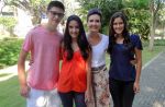 Surpresa! Fátima Bernardes recebe a visita dos filhos nos bastidores da Globo