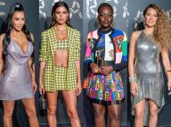 Famosas usam conjuntos, looks acinturados e penteados trends em desfile Versace