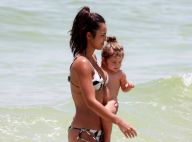 Parceiras dentro d'água! Yanna Lavigne curte praia com a filha, Madalena. Fotos!