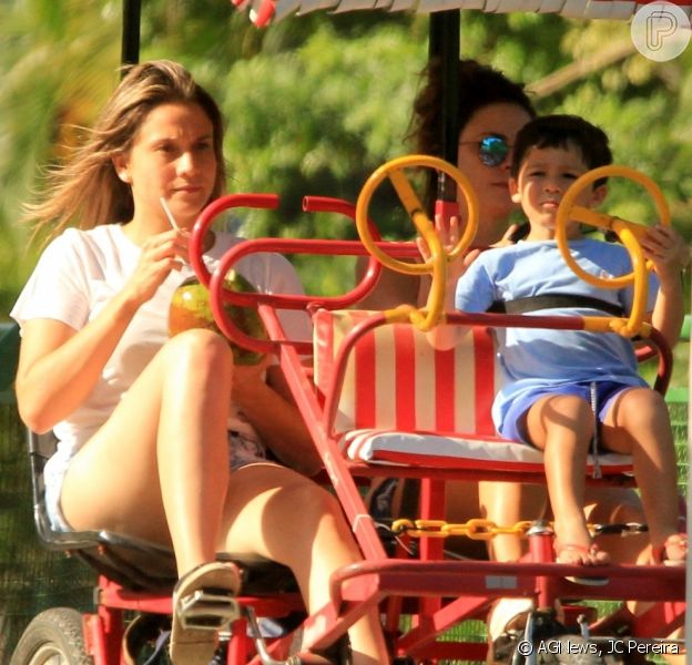 Fernanda Gentil Anda De Triciclo O Filho Gabriel E A Mulher