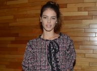 Laura Neiva elege look total tweed da Chanel ao prestigiar Chay Suede no cinema