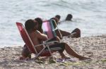 Tá sério! Bruno Gissoni e Yanna Lavigne trocam beijos apaixonados em praia