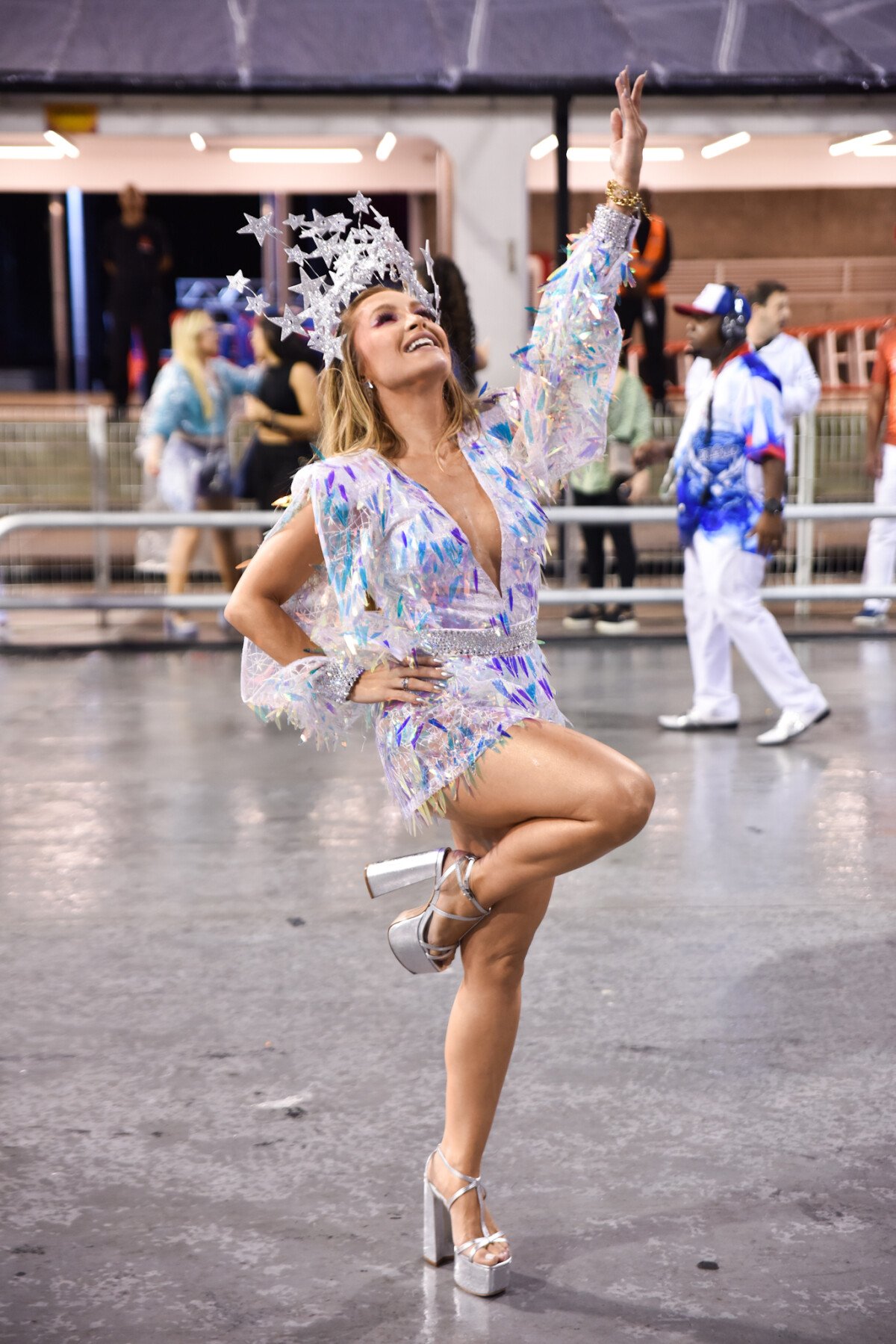 Foto Carla Diaz mostrou samba no pé em ensaio de Carnaval Purepeople