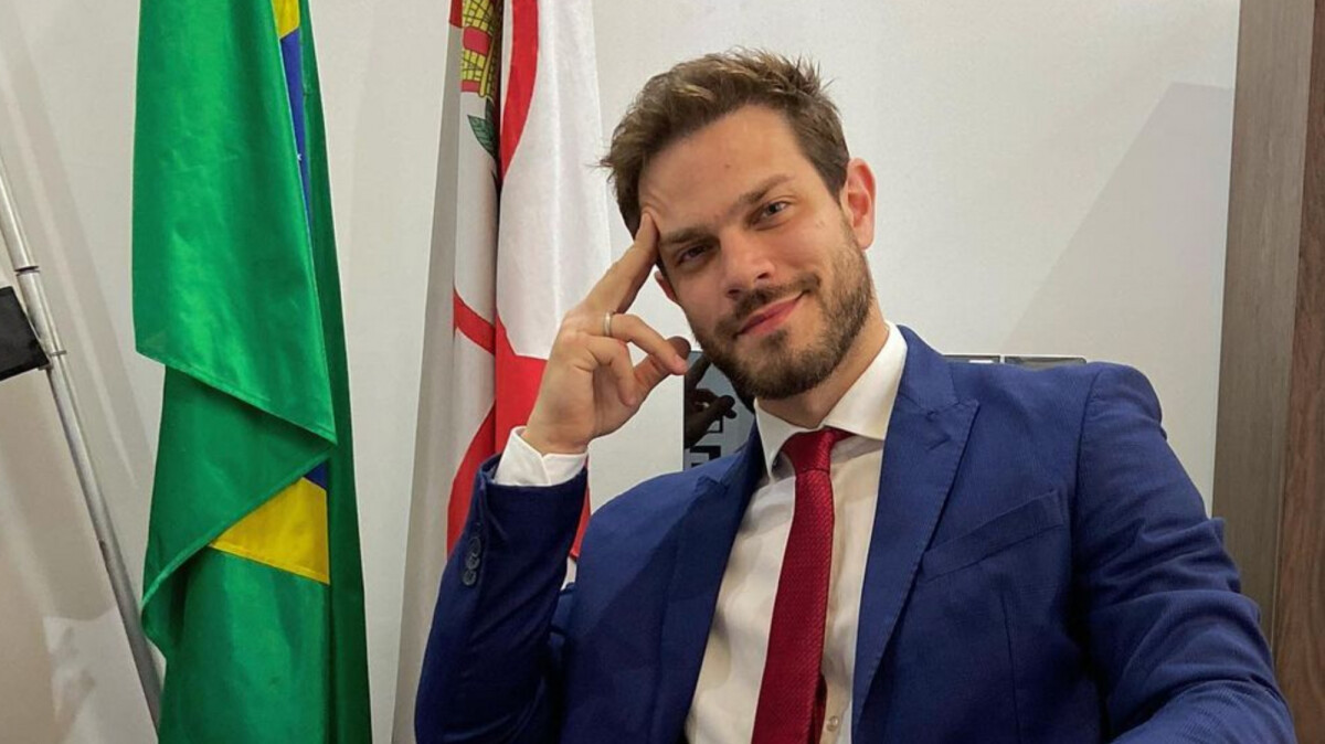 Foto Noivo de Carla Diaz Felipe Becari é ex vereador deputado