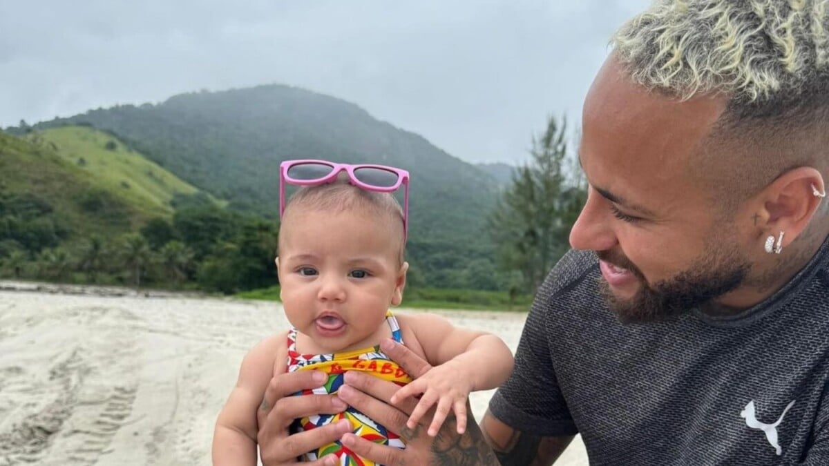 Foto Neymar Posa Mavie Em Praia Purepeople