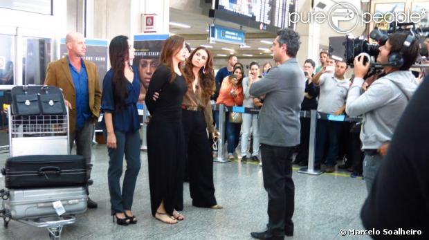 Claudia Raia grava cena da prisão de Lívia, em 'Salve Jorge', no Aeroporto Internacional Tom Jobim, no Rio, em 16 de maio de 2013