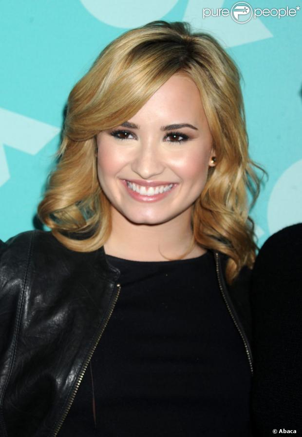 Demi Lovato terá que retirar as amígdalas, em 21 de maio de 2013