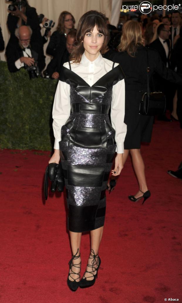 Quem abre a galeria é Nicki Minaj, por motivos óbvios. A cantora estava com este vestido peculiar no 54º Grammy Awards, que aconteceu no Staples Center em Los Angeles, na Califórnia, no dia 12 de fevereiro de 2012